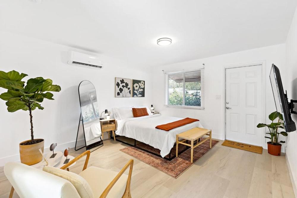 Lovely Rental Unit with free Parking on Premises